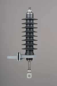 سرج ارستر با طراحی صنعتی دقیق، شامل بدنه سیلیکونی مشکی با دیسک‌های عایق شماره‌گذاری‌شده، پایه فلزی نصب و ترمینال اتصال سیم